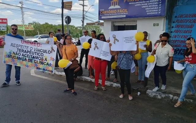 Mães de crianças com autismo realizam manifestação em frente ao Fórum contra planos de saúde (8)