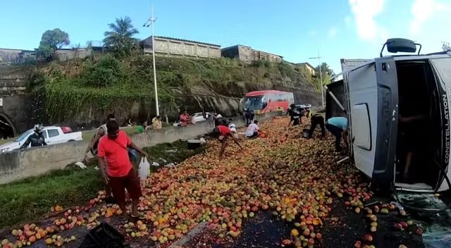 Caminhão carregado de frutas vira na BR-324