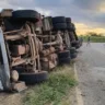 Caminhão transportando móveis tomba e tem carga saqueada na BA-026, entre Planaltino e Nova Itarana