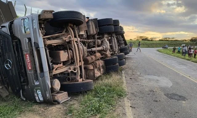 Caminhão transportando móveis tomba e tem carga saqueada na BA-026, entre Planaltino e Nova Itarana