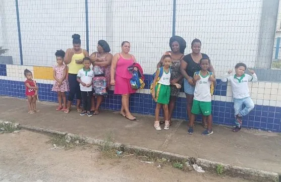 Pais de alunos fazem manifestação devido à falta de aula na Escola Municipal Luísa Carmo de Jesus1