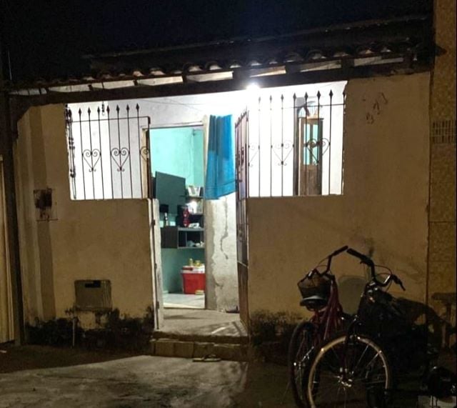 jovem morto sofá