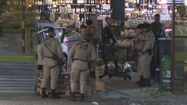 carro invade estabelecimento em Salvador policiais