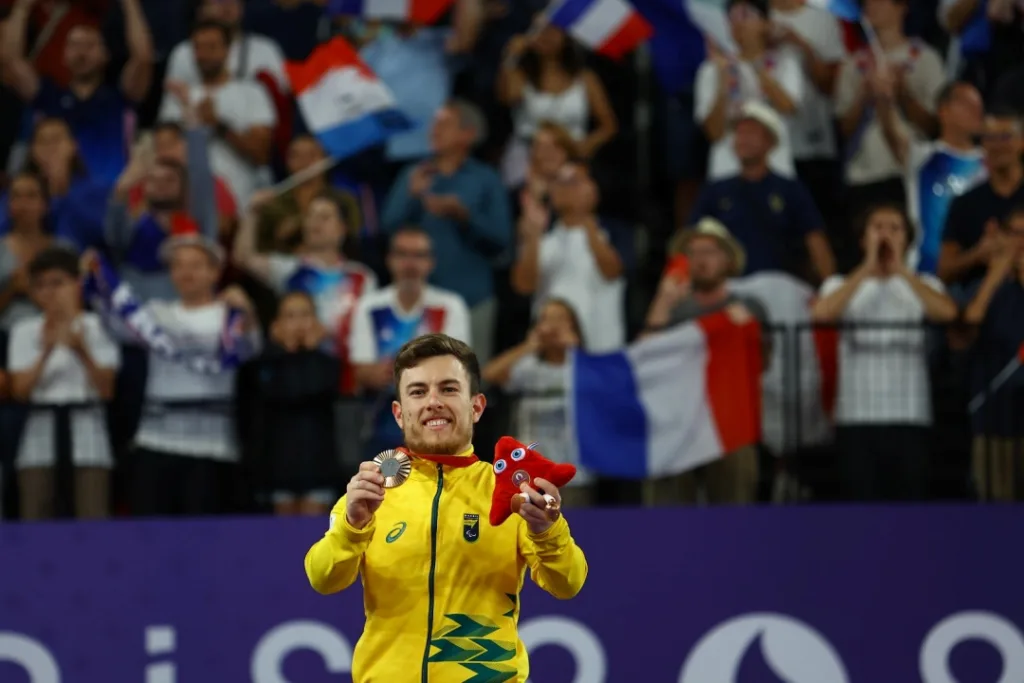 Vitor Tavares celebra o bronze inédito do badminton brasileiro. 