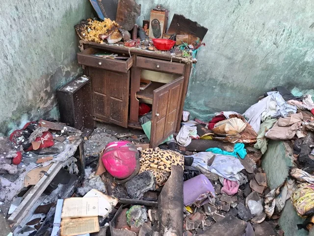 Casa incendiada na Rua Nova