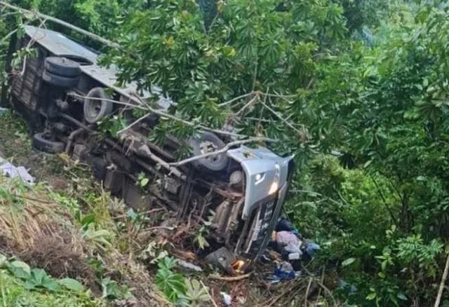 Ônibus cai em ribanceira na BR-324; quatro pessoas morrem e duas ficam gravemente feridas