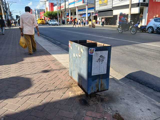 População reclama de bases de lixeiras enferrujadas que estão provocando acidentes no centro da cidade (3)