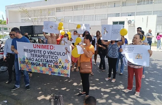 Mães de crianças com autismo realizam manifestação em frente ao Fórum contra planos de saúde (8)