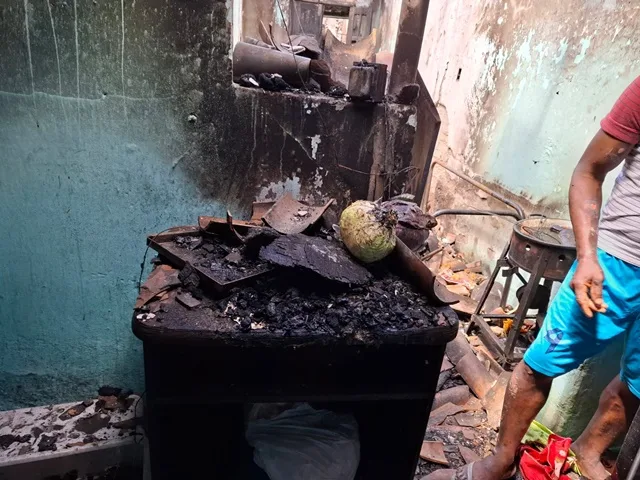 Casa incendiada na Rua Nova