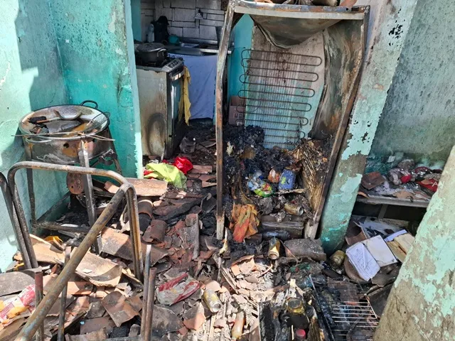 Casa incendiada na Rua Nova