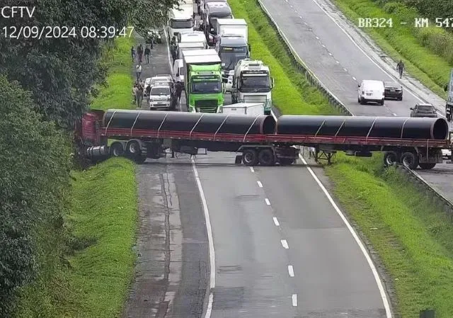 carreta atravessada na BR 324