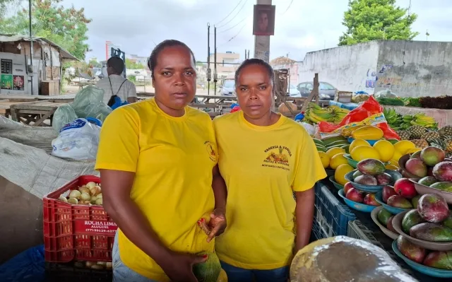 Vanessa e Vanusa - Vendedoras - Feirinha da Estação