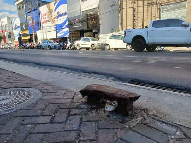 População reclama de bases de lixeiras enferrujadas que estão provocando acidentes no centro da cidade (11)