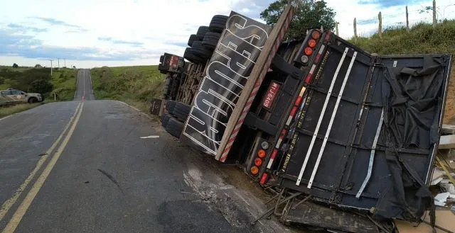 Caminhão transportando móveis tomba e tem carga saqueada na BA-026, entre Planaltino e Nova Itarana