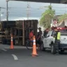 Caminhão tomba embaixo do viaduto