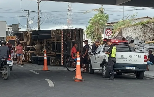 Caminhão tomba embaixo do viaduto