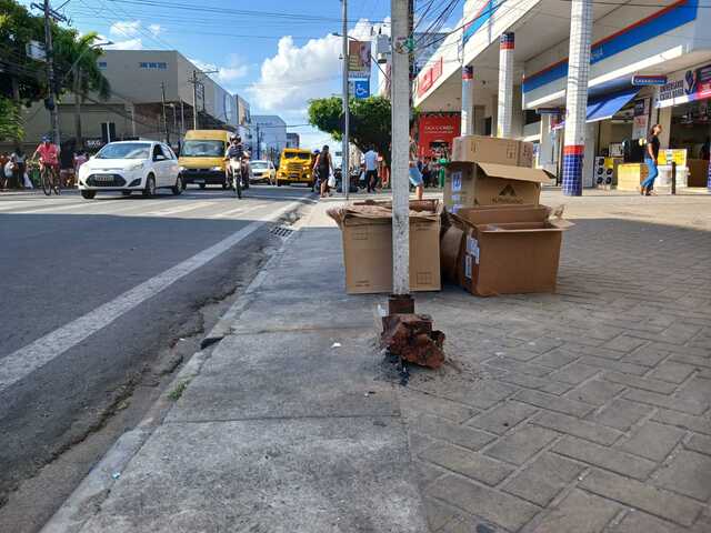 População reclama de bases de lixeiras enferrujadas que estão provocando acidentes no centro da cidade (11)