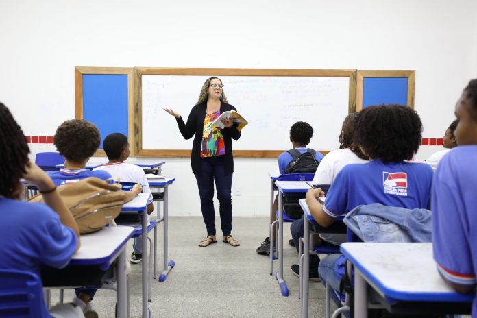 professor em sala de aula