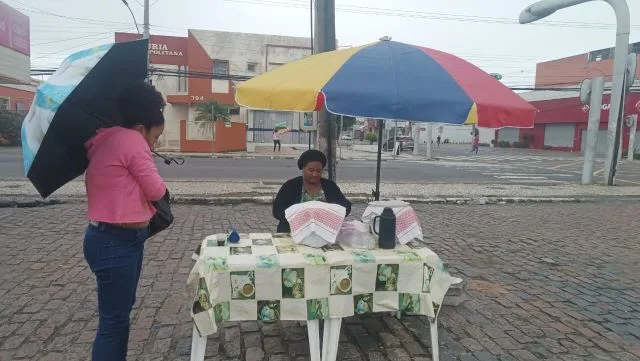 vendedora mulher comerciante mingau cafezinho