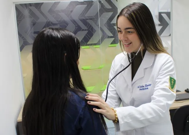 Estudante realiza atendimento em ambiente simulado 