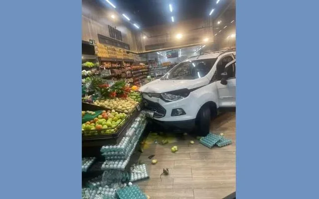 carro invade estabelecimento em Salvador