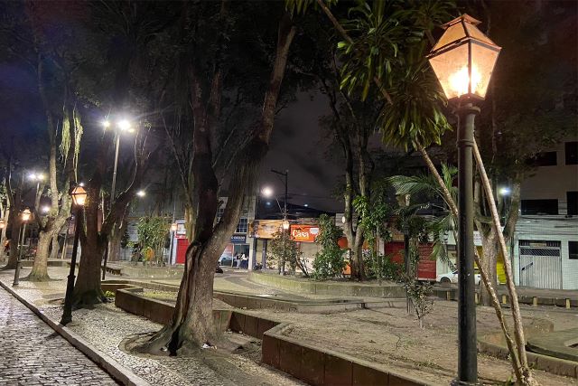 Praça da matriz em Feira de Santana à noite