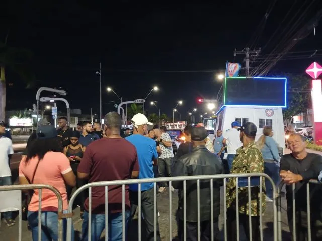 Movimentação em frente à TV Subaé 