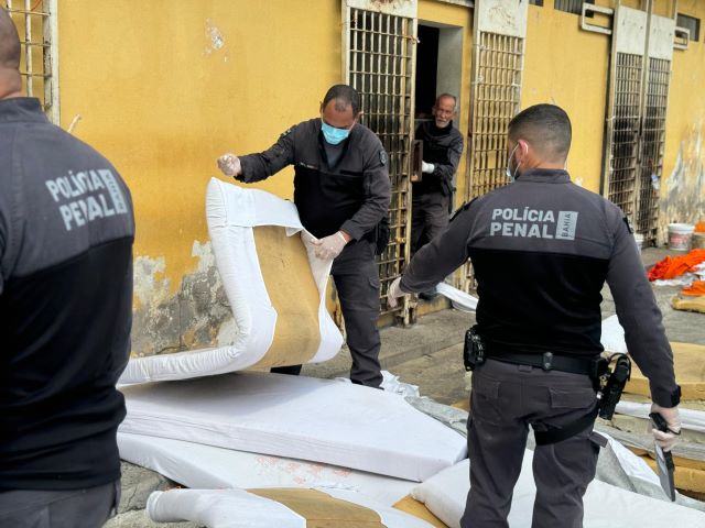 revista no conjunto penal de feira durante megaoeração