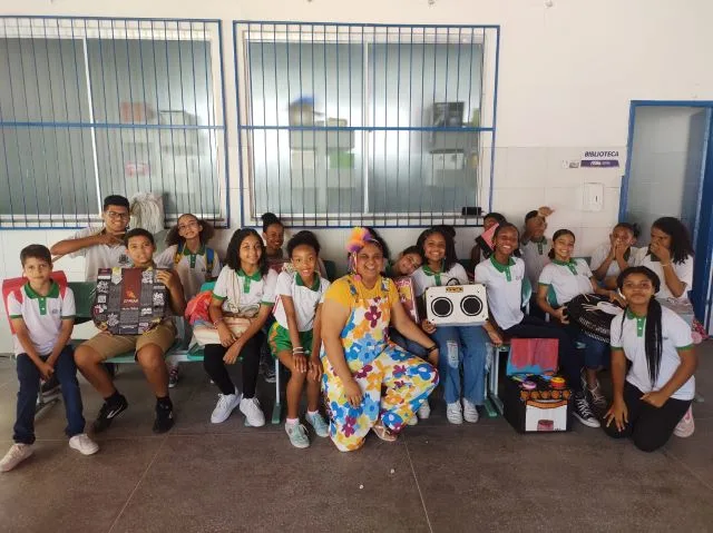 Dia da Mochila Maluca e do Cabelo Maluco na escola Escola Municipal Antônio Gonçalves Silva