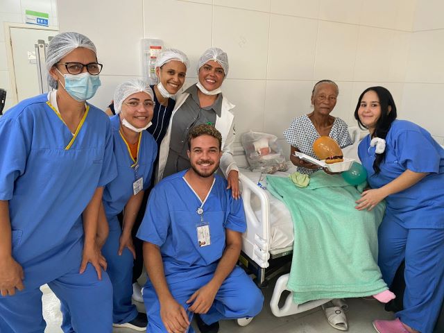 Com bolo especial e muito afeto, paciente comemora aniversário no Dia do Idoso no Hospital Clériston Andrade1