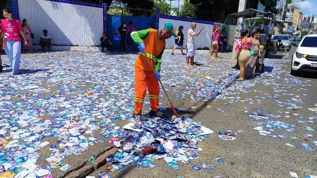 limpeza pública dos santinhos - eleições