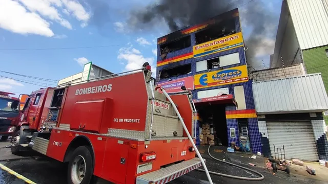 Incêndio em lojas de embalagens