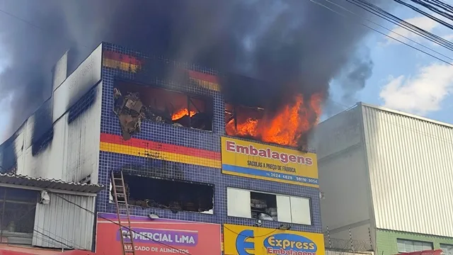 Incêndio em lojas de embalagens