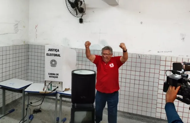 Luiz Caetano vota no 2° turno em Camaçari