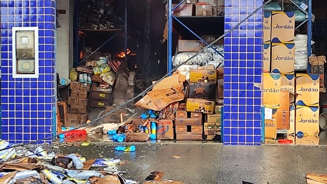 Incêndio em lojas de embalagens