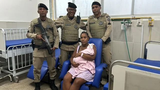 policiais militares salvam bebê em salvador