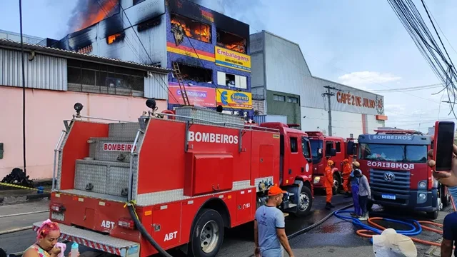 Incêndio em lojas de embalagens