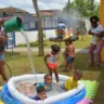 Escolas municipais celebram Dia das Crianças com banhos em piscinas plásticas e exercícios