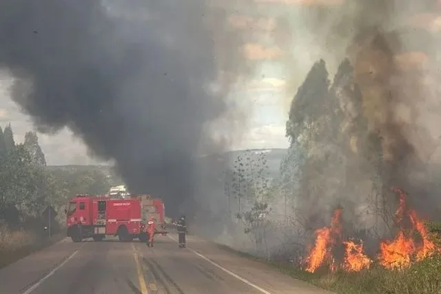 Populares ateiam fogo após tombamento de caminhão e bloqueiam BR-116 em Vitória da Conquista