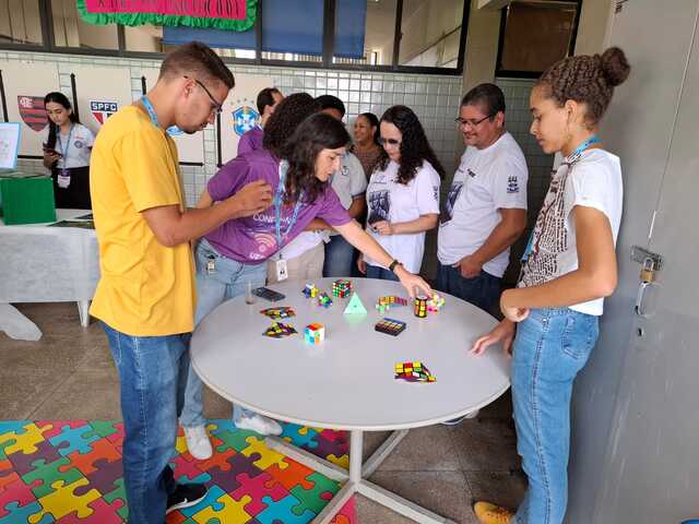 estudantes cubo mágico (1)