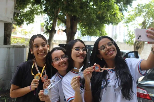 estudantes premiados com medalhas