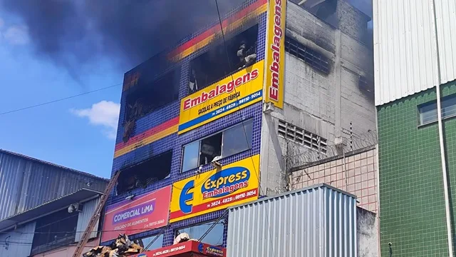 Incêndio em lojas de embalagens