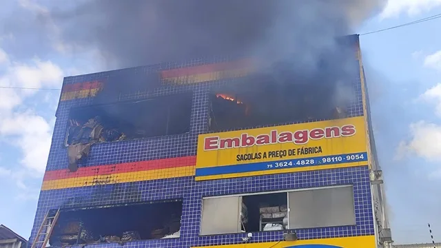 Incêndio em lojas de embalagens