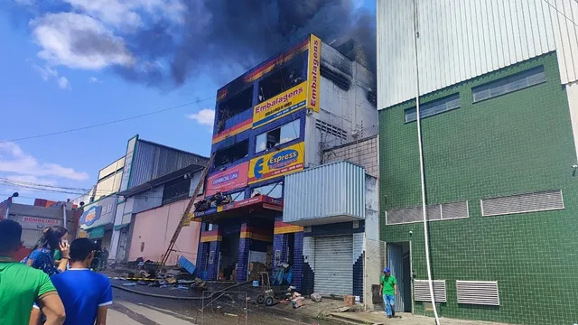 Incêndio em lojas de embalagens