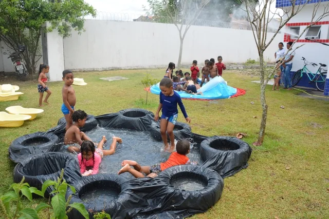 Escolas municipais celebram Dia das Crianças com banhos em piscinas plásticas e exercícios