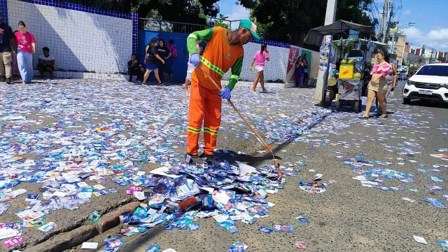 limpeza pública dos santinhos - eleições