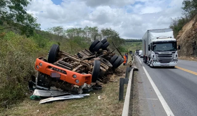 carga de abacaxi é saqueada na BR-116