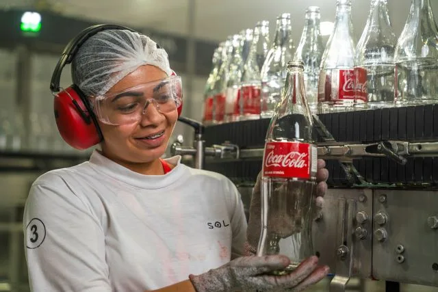 funcionária mulher sorrindo