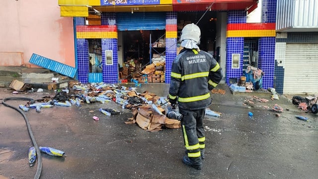 Incêndio em lojas de embalagens