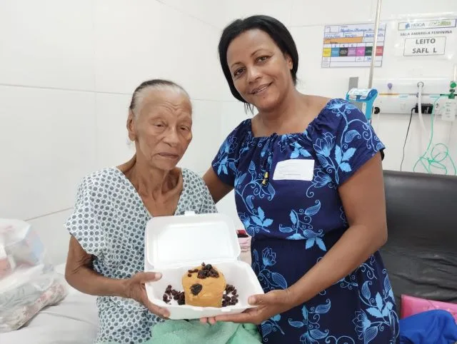 Com bolo especial e muito afeto, paciente comemora aniversário no Dia do Idoso no Hospital Clériston Andrade1